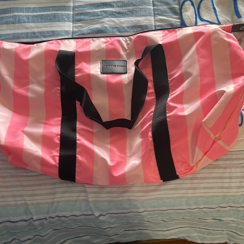 A gym bag by pink Victoria Sectr